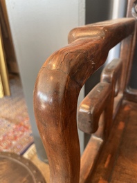 Chaise en bois dur sculpt&eacute; et ajour&eacute;, Chine, 20&egrave;me si&egrave;cle