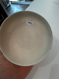 Deux assiettes en porcelaine blanche monochrome de Chine venant de l'&eacute;pave Vung Tao, Kangxi, vers 1690