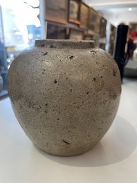 Een diverse collectie vroeg Chinees en Japans steengoed, Song en later