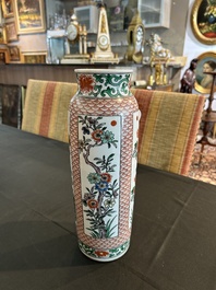 Assiette et vase de forme rouleau en porcelaine de Chine famille verte &agrave; d&eacute;cor floral, Kangxi et post&eacute;rieur