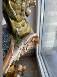 Jardini&egrave;re sur pi&eacute;tement tripode &agrave; d&eacute;cor de mascarons et de griffons en majolique dans le style de Minton, 19&egrave;me/20&egrave;me si&egrave;cle
