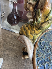 Jardini&egrave;re sur pi&eacute;tement tripode &agrave; d&eacute;cor de mascarons et de griffons en majolique dans le style de Minton, 19&egrave;me/20&egrave;me si&egrave;cle