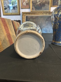 Paire de vases en porcelaine de Chine famille verte sur fond bleu poudr&eacute; &agrave; d&eacute;cor de sc&egrave;nes de palais, 19&egrave;me si&egrave;cle