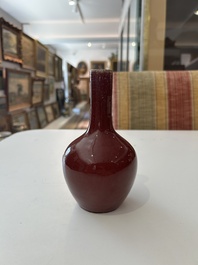 A Chinese flamb&eacute; glazed bottle vase, 19th C.