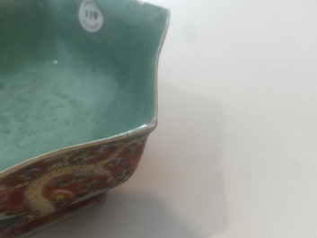 Bol de forme hexagonale en porcelaine de Chine famille rose &agrave; d&eacute;cor de dragons, marque et &eacute;poque de Tongzhi