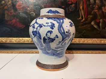 Trois vases en porcelaine de Chine bleu et blanc et un pot qianjiang cai &agrave; d&eacute;cor d'antiquit&eacute;s, 19&egrave;me/20&egrave;me si&egrave;cle