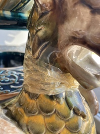 Jardini&egrave;re sur pi&eacute;tement tripode &agrave; d&eacute;cor de mascarons et de griffons en majolique dans le style de Minton, 19&egrave;me/20&egrave;me si&egrave;cle