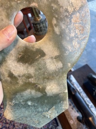 Un disque bi et une hache rituelle en jade, Chine, probablement Liangzhu et p&eacute;riode des Royaumes combattants