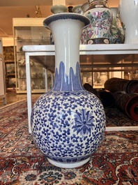Cinq vases en porcelaine de Chine bleu, blanc et famille rose, 19&egrave;me/20&egrave;me si&egrave;cle