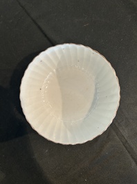 Deux paires de bols couverts sur pied en porcelaine de Chine famille rose &agrave; d&eacute;cor floral et d'oiseaux parmi des branches fleuries, 19&egrave;me si&egrave;cle