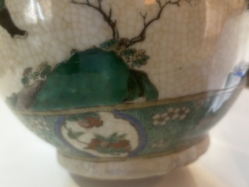 Vase en porcelaine de Chine famille verte dite 'de Nankin'  &agrave; d&eacute;cor de visite &agrave; la cour, 19&egrave;me si&egrave;cle