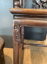 Chaise en bois dur sculpt&eacute; et ajour&eacute;, Chine, 20&egrave;me si&egrave;cle