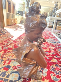 Georges Van der Straeten (1856-1928): Buste de dame, bronze &agrave; patine brune &amp; Reinhold B&ouml;ltzig (1863-1939): 'Fruchtsammlerin', alb&acirc;tre
