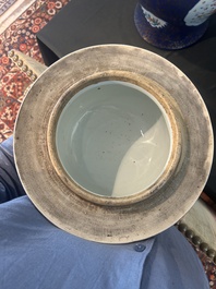 Een paar grote Chinese famille rose vazen met draken en feniksen op blauwe fondkleur, Kangxi merk, 19de eeuw