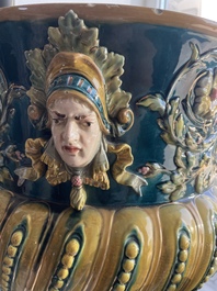 Jardini&egrave;re sur pi&eacute;tement tripode &agrave; d&eacute;cor de mascarons et de griffons en majolique dans le style de Minton, 19&egrave;me/20&egrave;me si&egrave;cle
