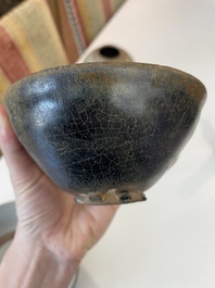 Een diverse collectie vroeg Chinees en Japans steengoed, Song en later