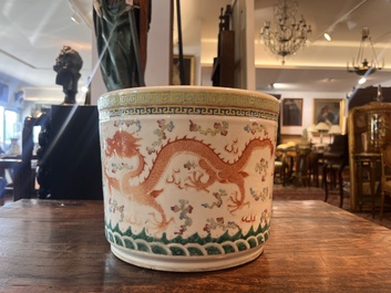 Pot &agrave; rouleaux en porcelaine de Chine famille rose &agrave; d&eacute;cor de dragon et de ph&eacute;nix, 19&egrave;me si&egrave;cle