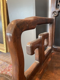 Chaise en bois dur sculpt&eacute; et ajour&eacute;, Chine, 20&egrave;me si&egrave;cle