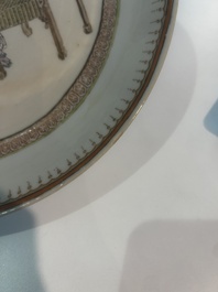 Paire d'assiettes en porcelaine de Chine famille rose &agrave; d&eacute;cor de lettr&eacute; et son serviteur dans un int&eacute;rieur, Qianlong/Jiaqing