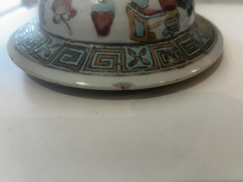 Vase couvert &agrave; d&eacute;cor d'antiquit&eacute;s, un pot couvert et un bol &agrave; d&eacute;cor d'immortels en porcelaine de Chine famille rose, 19&egrave;me si&egrave;cle