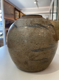 Een diverse collectie vroeg Chinees en Japans steengoed, Song en later