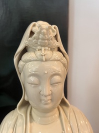 Deux groupes de Guanyin avec un enfant et un Luohan en blanc de Chine, 20&egrave;me si&egrave;cle