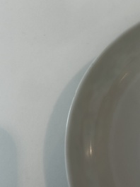 Paire de vols couverts en porcelaine de Chine famille rose de Canton &agrave; d&eacute;cor de dragons, 19&egrave;me si&egrave;cle