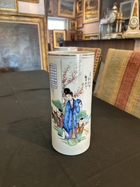 Deux vases et deux portes-chapeaux en porcelaine de Chine famille rose &agrave; d&eacute;cor figuratif et de paysage, 19&egrave;me/20&egrave;me si&egrave;cle