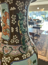 Vase en porcelaine de Chine famille rose sur fond brun capucin &agrave; d&eacute;cor de panneaux roses et turquoise &agrave; d&eacute;cor floral, 19&egrave;me si&egrave;cle