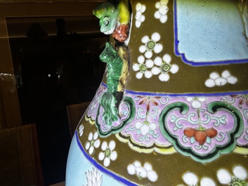 Vase en porcelaine de Chine famille rose sur fond brun capucin &agrave; d&eacute;cor de panneaux roses et turquoise &agrave; d&eacute;cor floral, 19&egrave;me si&egrave;cle