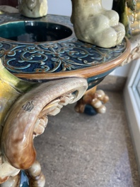 Jardini&egrave;re sur pi&eacute;tement tripode &agrave; d&eacute;cor de mascarons et de griffons en majolique dans le style de Minton, 19&egrave;me/20&egrave;me si&egrave;cle