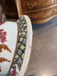 Paire de vases en porcelaine de Chine famille rose &agrave; d&eacute;cor floral, 19&egrave;me si&egrave;cle