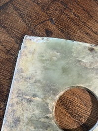 Un disque bi et une hache rituelle en jade, Chine, probablement Liangzhu et p&eacute;riode des Royaumes combattants