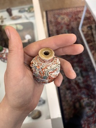 Trois tabati&egrave;res en porcelaine de Chine famille rose &agrave; d&eacute;cor en relief de figures, de dragon et de ph&eacute;nix, 19&egrave;me si&egrave;cle