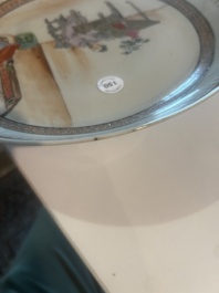 Paire d'assiettes en porcelaine de Chine famille rose &agrave; d&eacute;cor de lettr&eacute; et son serviteur dans un int&eacute;rieur, Qianlong/Jiaqing