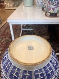 Cinq vases en porcelaine de Chine bleu, blanc et famille rose, 19&egrave;me/20&egrave;me si&egrave;cle