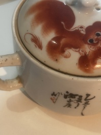 Deux th&eacute;i&egrave;res couvertes et un pot &agrave; pinceaux &agrave; d&eacute;cor figuratif en porcelaine de Chine famille rose et rouge de fer, 19&egrave;me/20&egrave;me si&egrave;cle