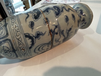Vase en porcelaine de Chine en bleu et blanc &agrave; d&eacute;cor d'un dragon parmi des nuages, probablement Yuan