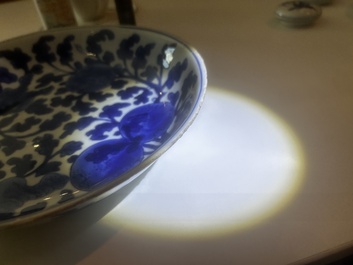 Plat en porcelaine de Chine bleu et blanc &agrave; d&eacute;cor 'sanduo', Kangxi
