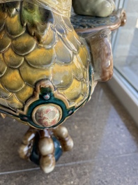 Jardini&egrave;re sur pi&eacute;tement tripode &agrave; d&eacute;cor de mascarons et de griffons en majolique dans le style de Minton, 19&egrave;me/20&egrave;me si&egrave;cle