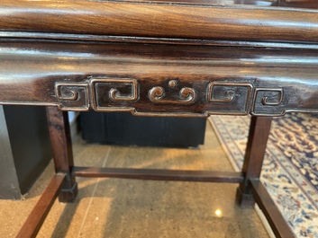 Chaise en bois dur sculpt&eacute; et ajour&eacute;, Chine, 20&egrave;me si&egrave;cle