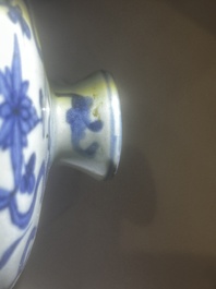 Vase de type meiping en porcelaine de Chine bleu et blanc &agrave; d&eacute;cor de ph&eacute;nix parmi des rinceaux de lotus, Ming