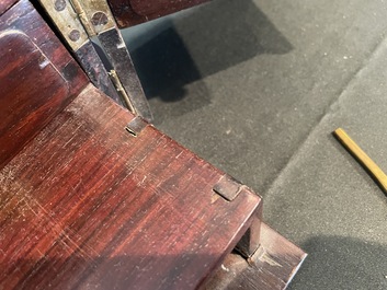 Coffre de toilette en bois aux montures en laiton dor&eacute;, Chine, 19&egrave;me si&egrave;cle