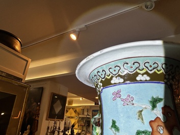 Vase en porcelaine de Chine famille rose sur fond brun capucin &agrave; d&eacute;cor de panneaux roses et turquoise &agrave; d&eacute;cor floral, 19&egrave;me si&egrave;cle