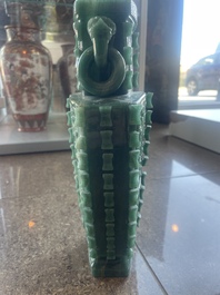 Vase couvert de style archa&iuml;que en pierre dure, Chine, 20&egrave;me si&egrave;cle