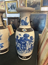 Paire de vases en porcelaine de Chine bleu et blanc dite 'de Nankin' &agrave; d&eacute;cor de lions bouddhistes et d'oiseaux parmi des branches fleuries, 19&egrave;me s.