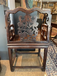 Chaise en bois dur sculpt&eacute; et ajour&eacute;, Chine, 20&egrave;me si&egrave;cle