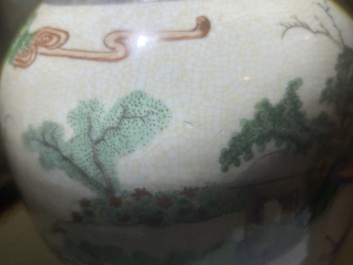 Vase en porcelaine de Chine famille verte dite 'de Nankin'  &agrave; d&eacute;cor de visite &agrave; la cour, 19&egrave;me si&egrave;cle