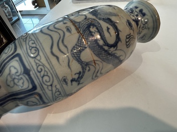 Vase en porcelaine de Chine en bleu et blanc &agrave; d&eacute;cor d'un dragon parmi des nuages, probablement Yuan