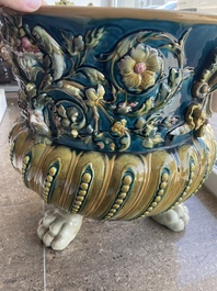Jardini&egrave;re sur pi&eacute;tement tripode &agrave; d&eacute;cor de mascarons et de griffons en majolique dans le style de Minton, 19&egrave;me/20&egrave;me si&egrave;cle